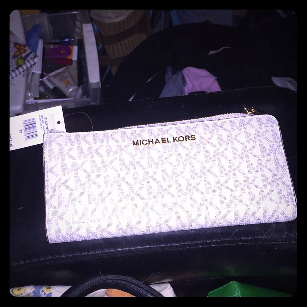 Michael Kors jet set travel wallet